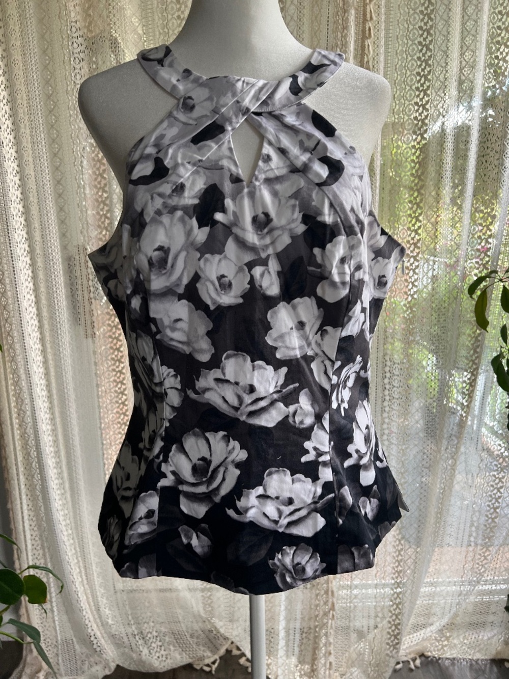 White House Black Market floral feminine sleeveless top